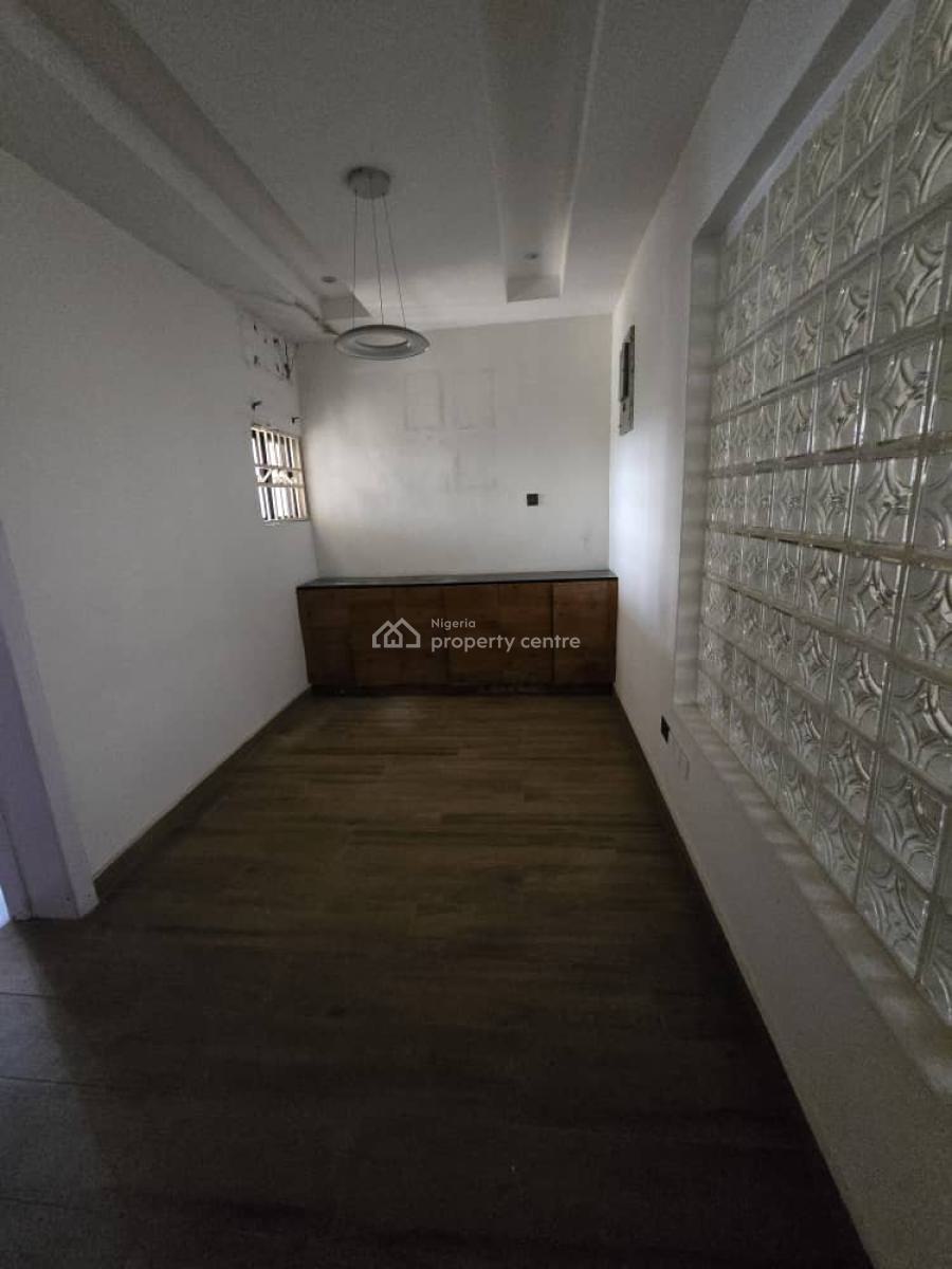 Spacious 3 Bedroom Flat with a Bq in a Serene and Secured Environment, Off Admiralty, Lekki Phase 1, Lekki, Lagos, Flat / Apartment for Rent