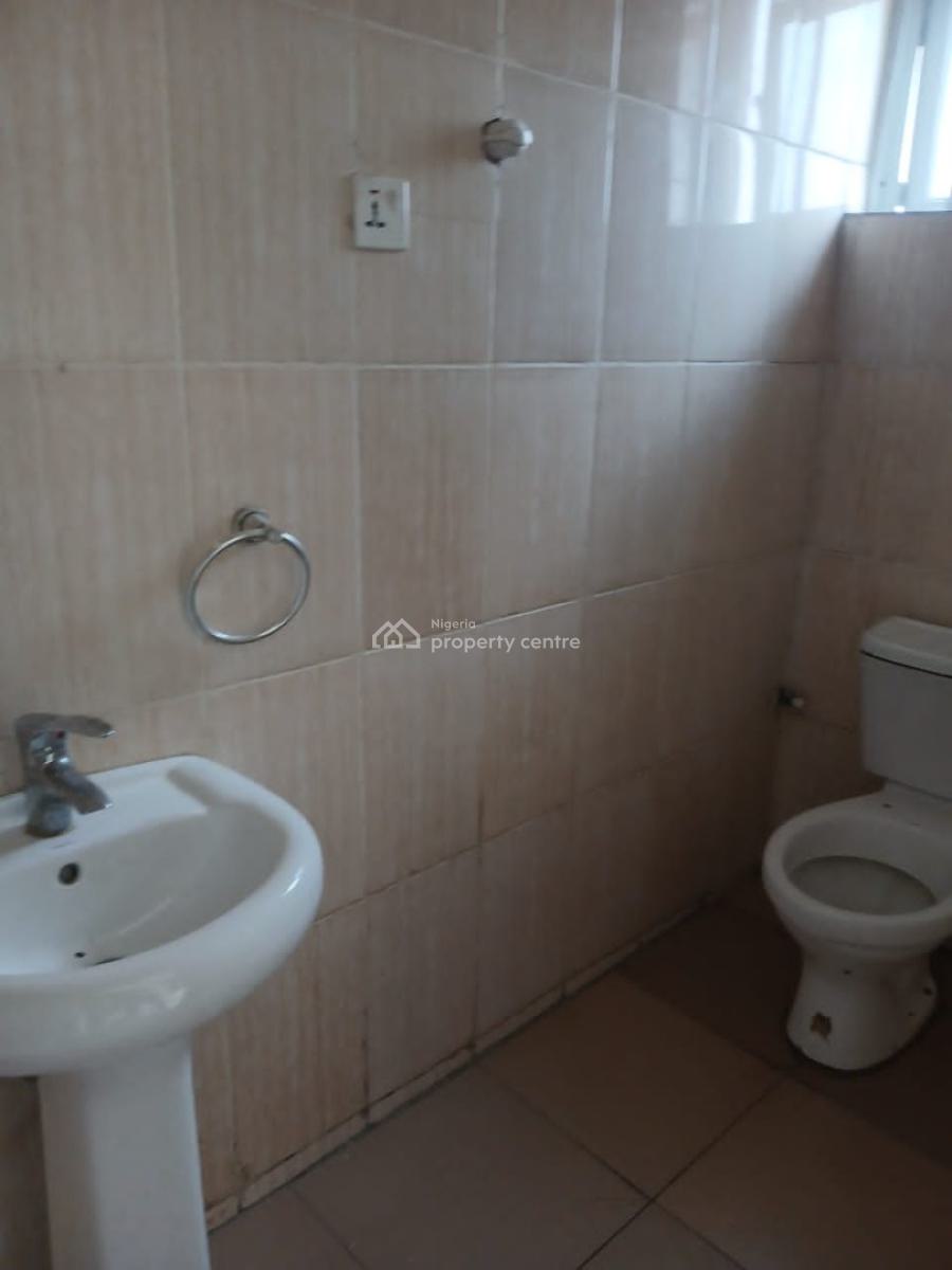 Well Maintained 2 Bedroom Flat with Spacious Kitchen, Alagomeji, Yaba, Lagos, Flat / Apartment for Rent