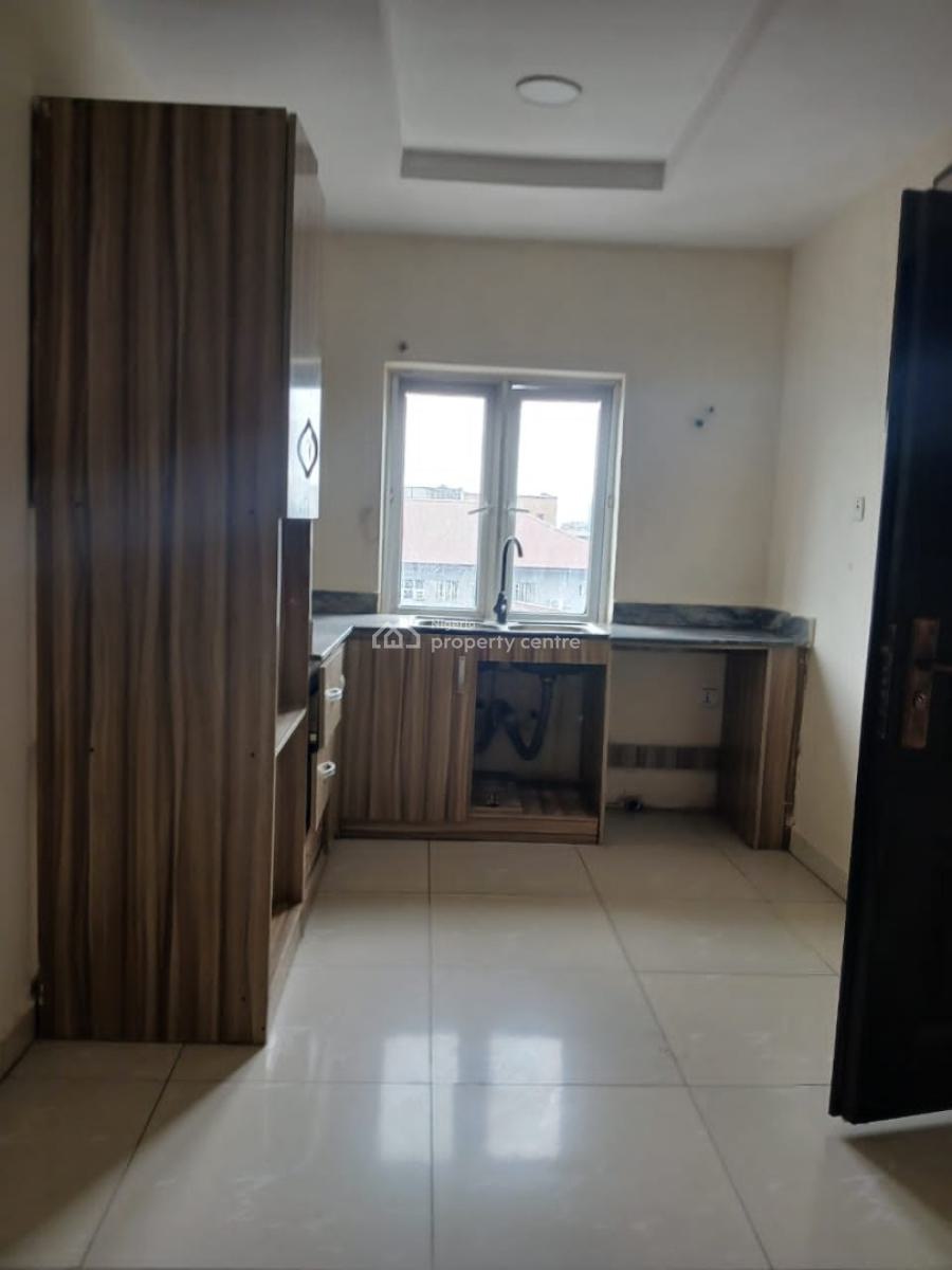 Well Maintained 2 Bedroom Flat with Spacious Kitchen, Alagomeji, Yaba, Lagos, Flat / Apartment for Rent