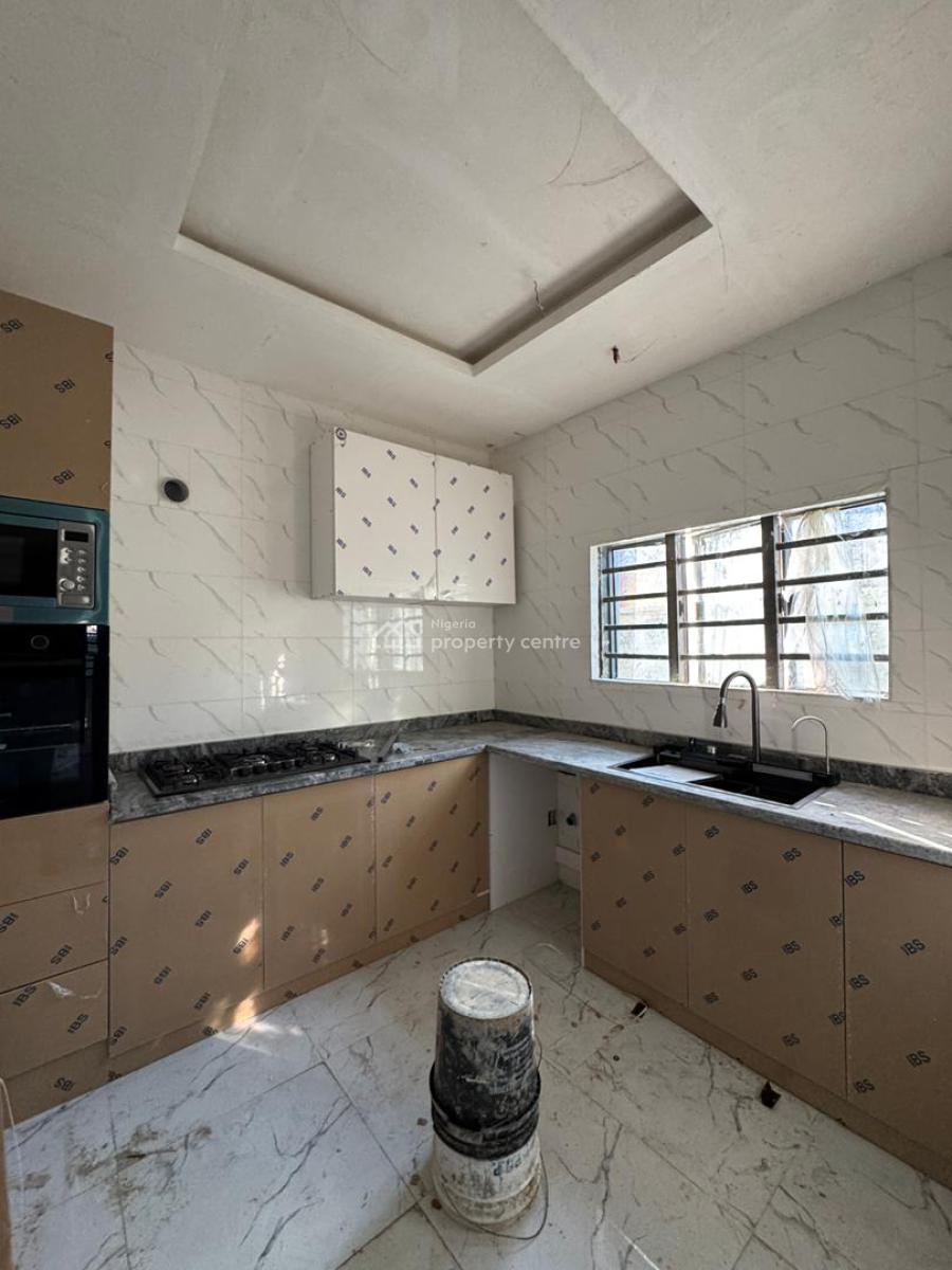 Lovely 2 Bedroom with Both Open & Close Plan Kitchen, Yaba, Lagos, House for Sale