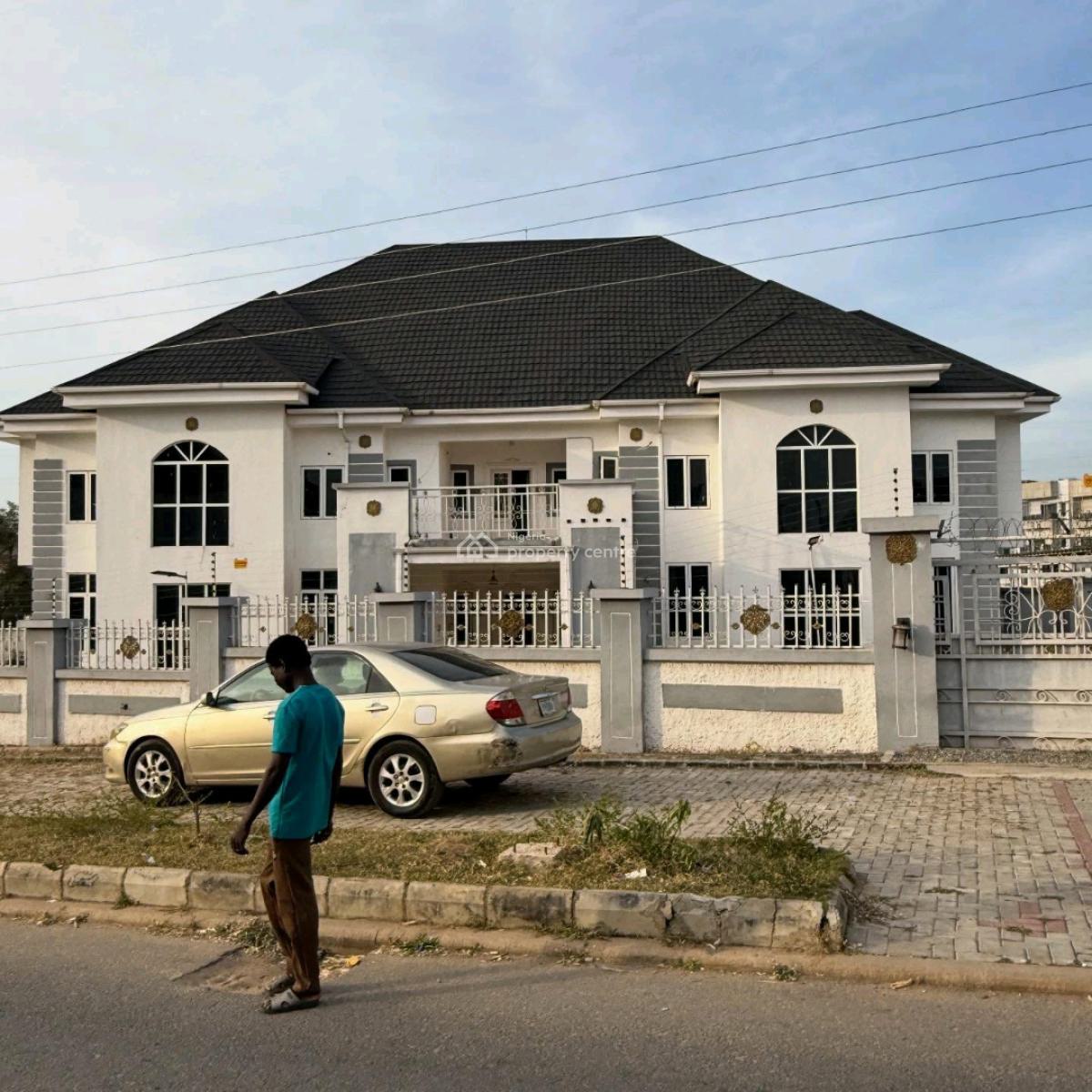 Residential Property Measuring 1,300sqm Available, Guzape District, Abuja, House for Sale