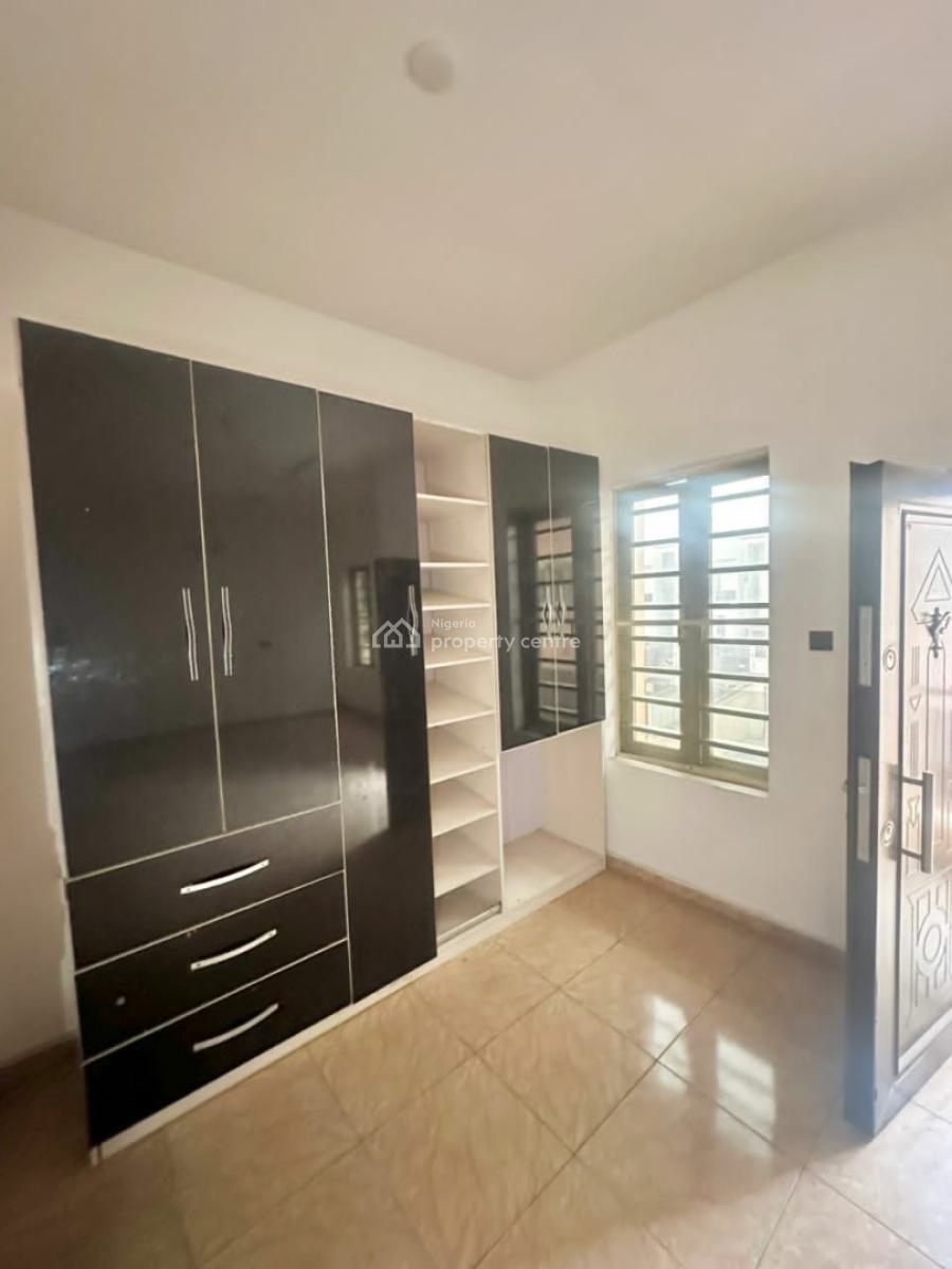 Massive Master Bedroom, Agungi Oba Musa Estate, Lekki Expressway, Lekki, Lagos, Flat / Apartment for Rent
