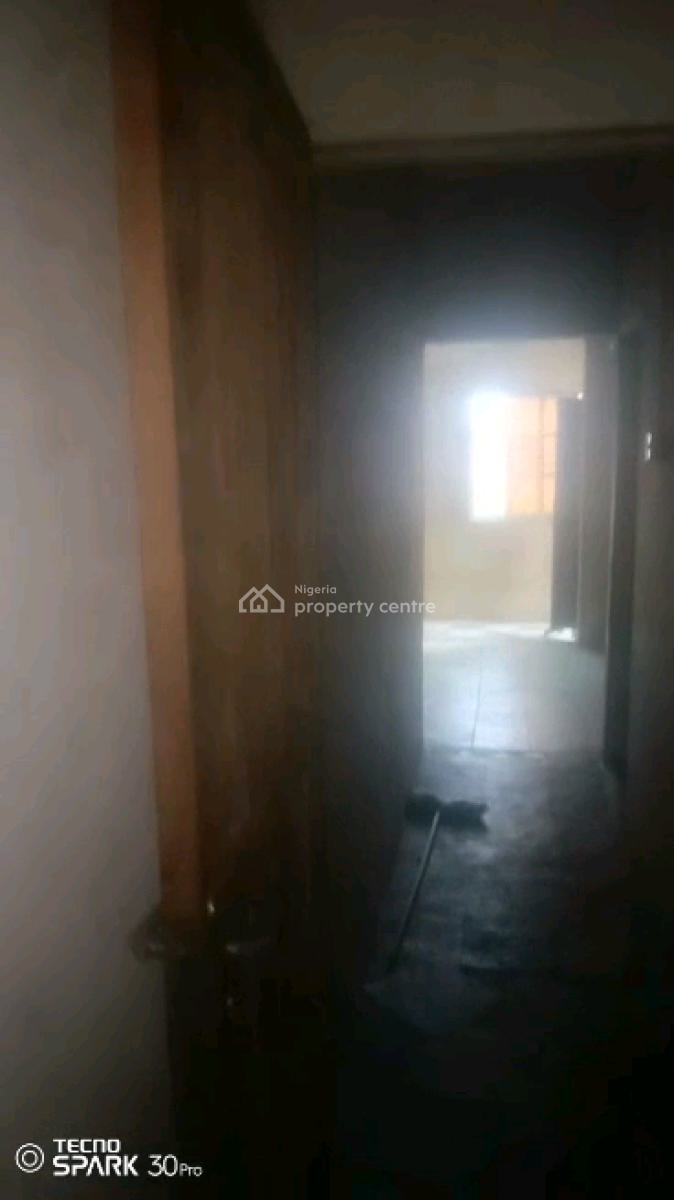 Nigerian Used Mini Flat, Moloney Street, Adekunle, Yaba, Lagos, Mini Flat (room and Parlour) for Rent