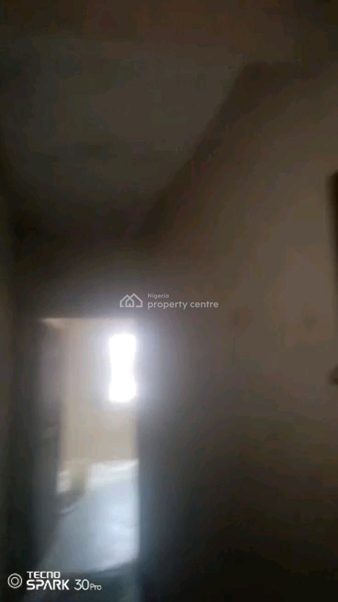 Nigerian Used Mini Flat, Moloney Street, Adekunle, Yaba, Lagos, Mini Flat (room and Parlour) for Rent