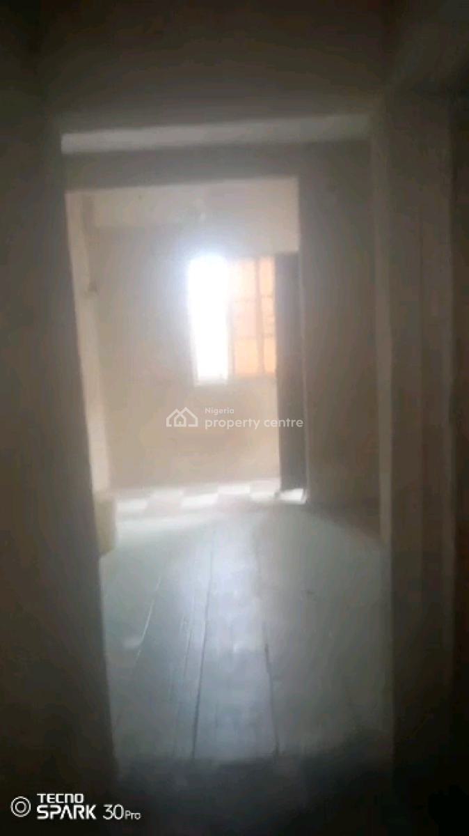 Nigerian Used Mini Flat, Moloney Street, Adekunle, Yaba, Lagos, Mini Flat (room and Parlour) for Rent