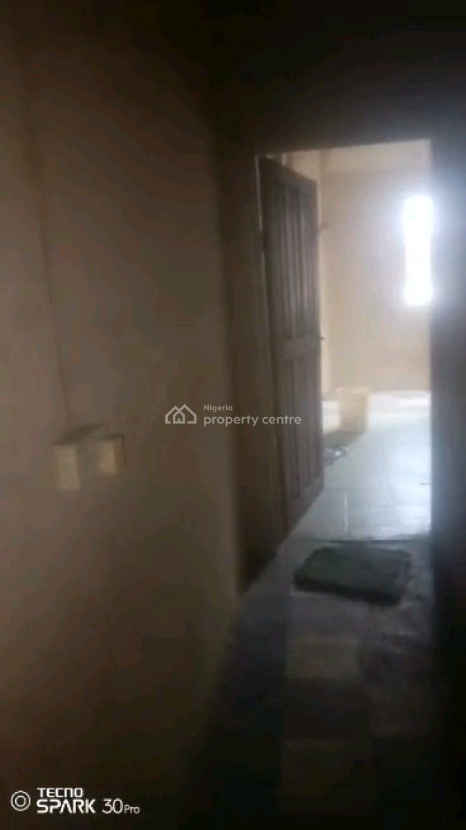 Nigerian Used Mini Flat, Moloney Street, Adekunle, Yaba, Lagos, Mini Flat (room and Parlour) for Rent