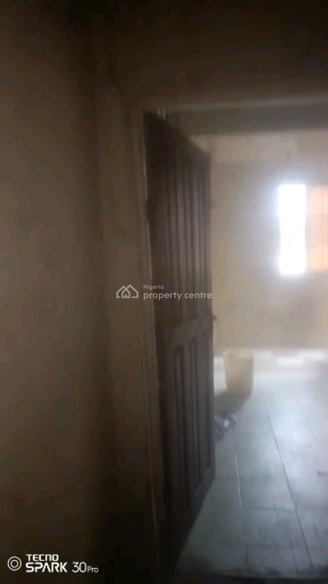 Nigerian Used Mini Flat, Moloney Street, Adekunle, Yaba, Lagos, Mini Flat (room and Parlour) for Rent