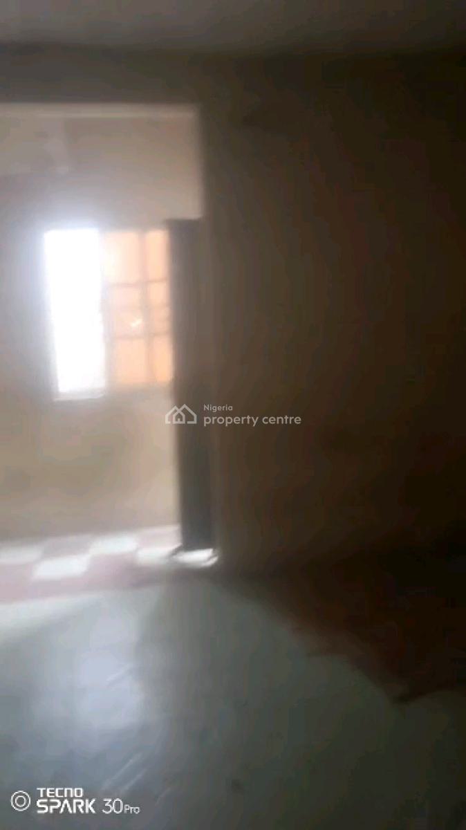 Nigerian Used Mini Flat, Moloney Street, Adekunle, Yaba, Lagos, Mini Flat (room and Parlour) for Rent