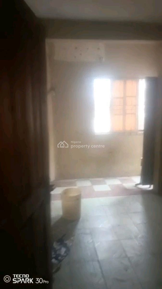 Nigerian Used Mini Flat, Moloney Street, Adekunle, Yaba, Lagos, Mini Flat (room and Parlour) for Rent