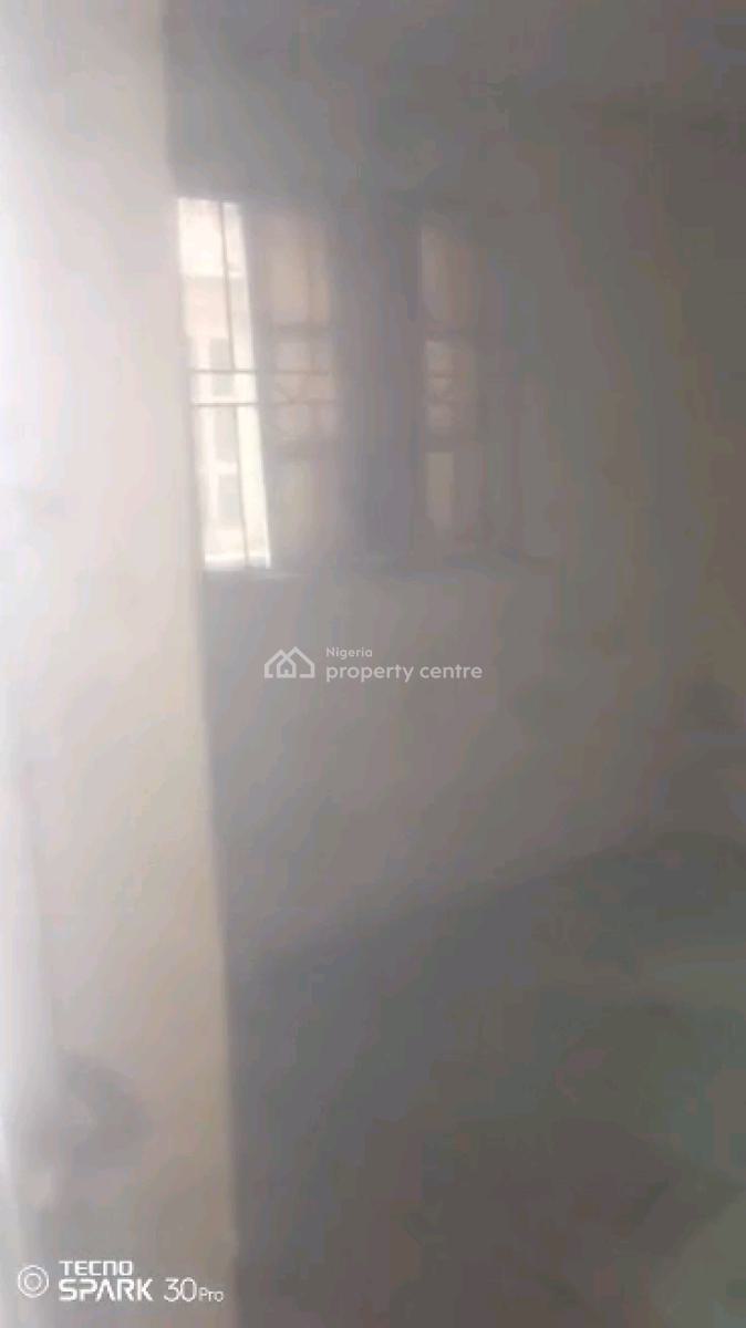 Nigerian Used Mini Flat, Moloney Street, Adekunle, Yaba, Lagos, Mini Flat (room and Parlour) for Rent