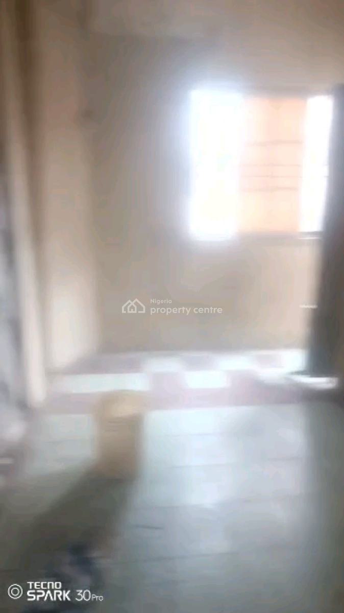 Nigerian Used Mini Flat, Moloney Street, Adekunle, Yaba, Lagos, Mini Flat (room and Parlour) for Rent