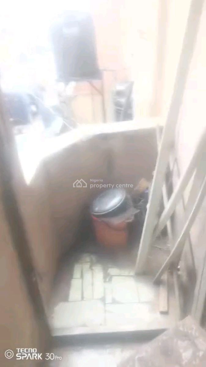 Nigerian Used Mini Flat, Moloney Street, Adekunle, Yaba, Lagos, Mini Flat (room and Parlour) for Rent