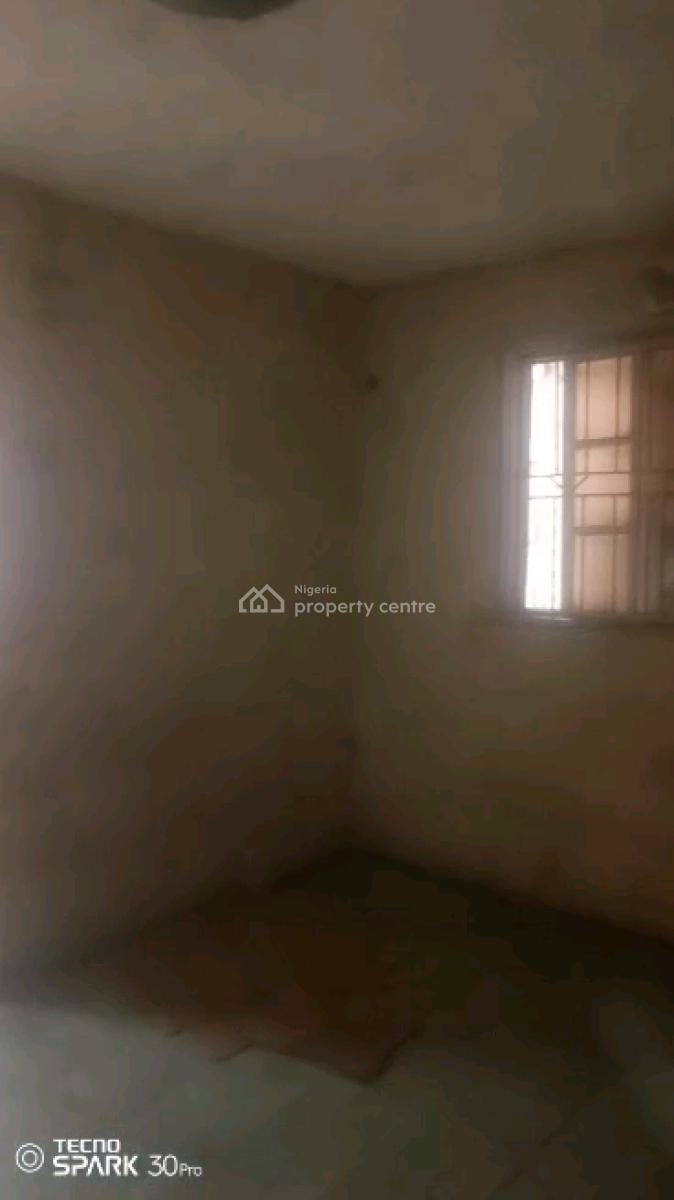 Nigerian Used Mini Flat, Moloney Street, Adekunle, Yaba, Lagos, Mini Flat (room and Parlour) for Rent