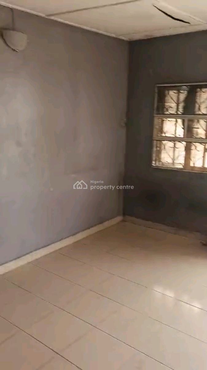 Standard 2 Bedroom Flat, Alagomeji, Yaba, Lagos, Flat / Apartment for Rent