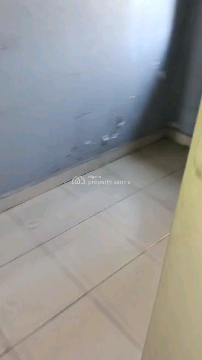 Standard 2 Bedroom Flat, Alagomeji, Yaba, Lagos, Flat / Apartment for Rent