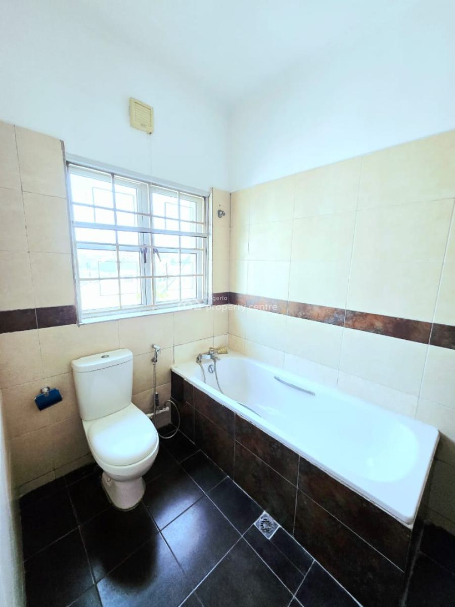 Well Maintained 2-bedroom Penthouse Apartment, Lekki Phase 1, Lekki, Lagos, Flat / Apartment for Rent