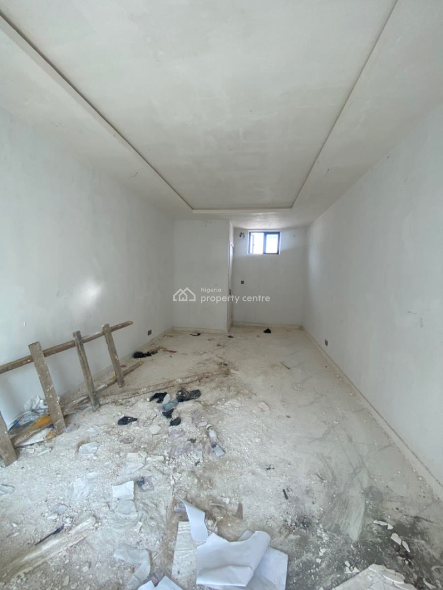 Office Space /mall 28 Sqm Meter, Mobile Road Ilaje Ajah, Ilaje, Ajah, Lagos, Plaza / Complex / Mall for Rent
