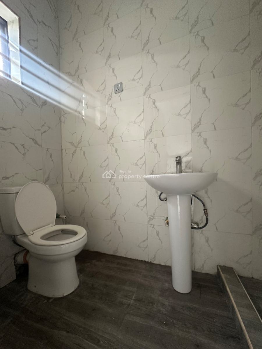 Spacious 2 Bedroom Apartment, Ologolo, Ologolo, Lekki, Lagos, Flat / Apartment for Rent