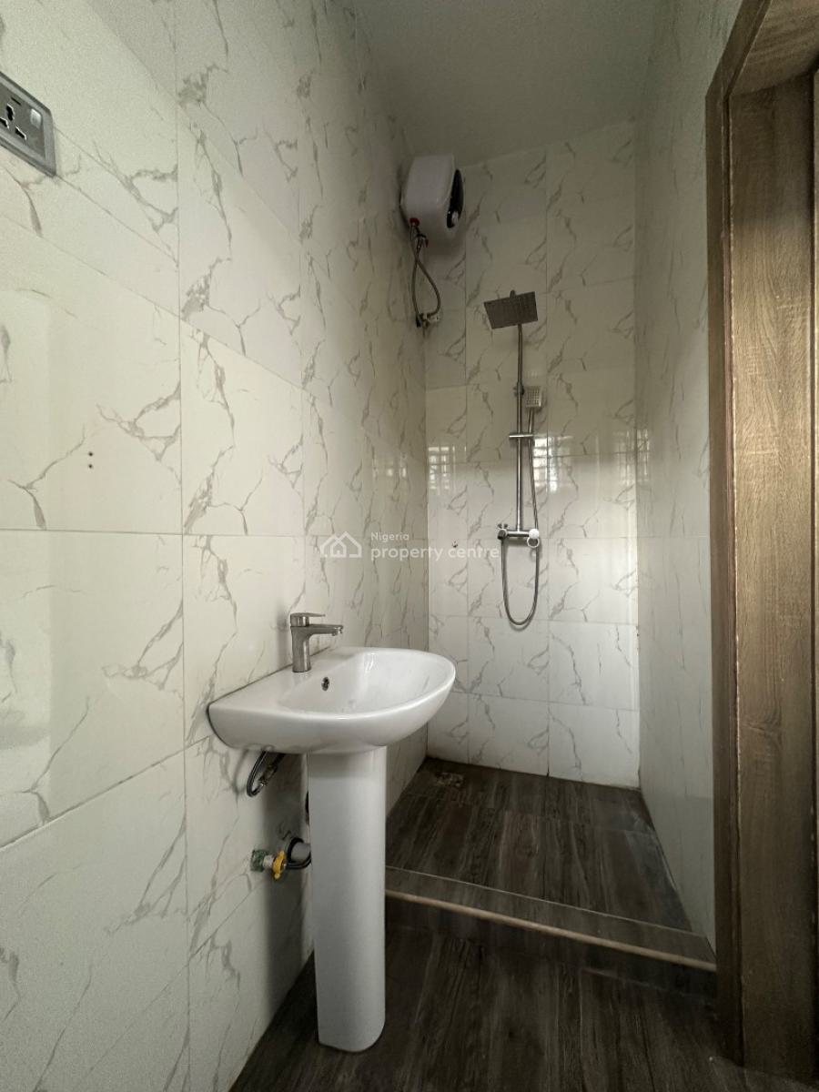 Spacious 2 Bedroom Apartment, Ologolo, Ologolo, Lekki, Lagos, Flat / Apartment for Rent