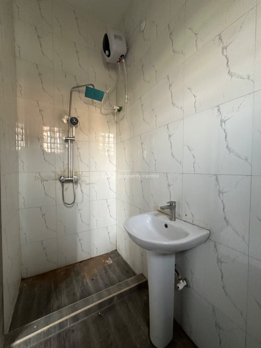 Spacious 2 Bedroom Apartment, Ologolo, Ologolo, Lekki, Lagos, Flat / Apartment for Rent