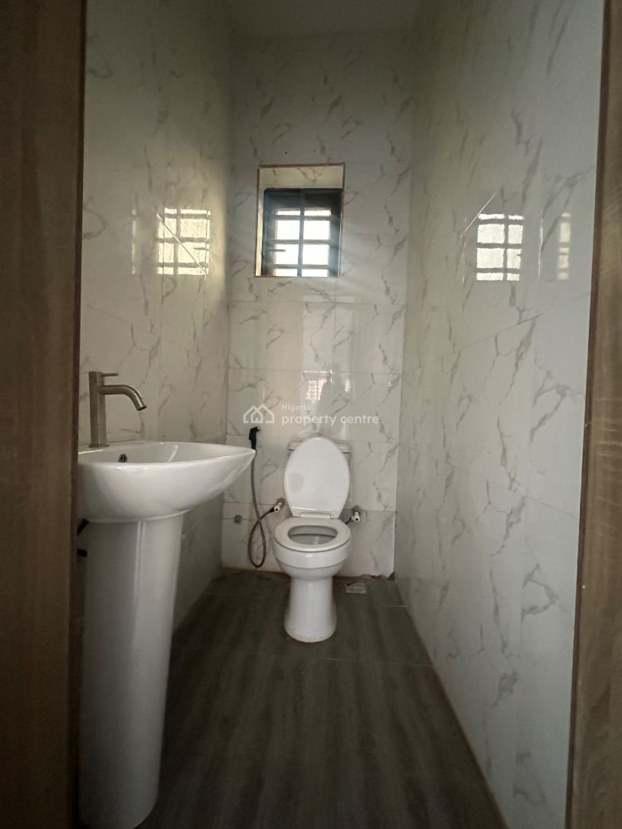 Spacious 2 Bedroom Apartment, Ologolo, Ologolo, Lekki, Lagos, Flat / Apartment for Rent