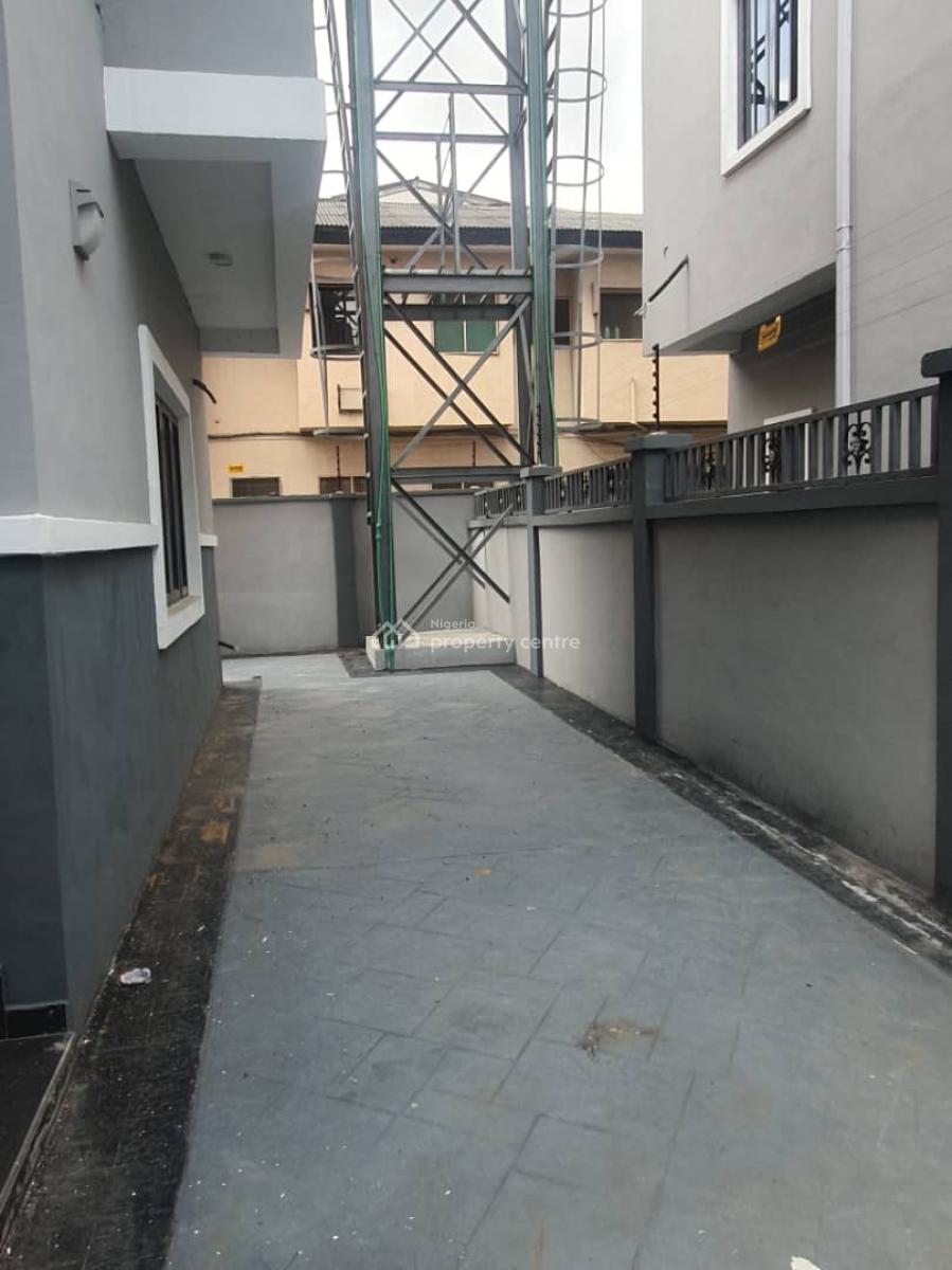 5bedroom Detached House, Magodo Phase 2 Estate, Gra Phase 2, Magodo, Lagos, Detached Duplex for Sale