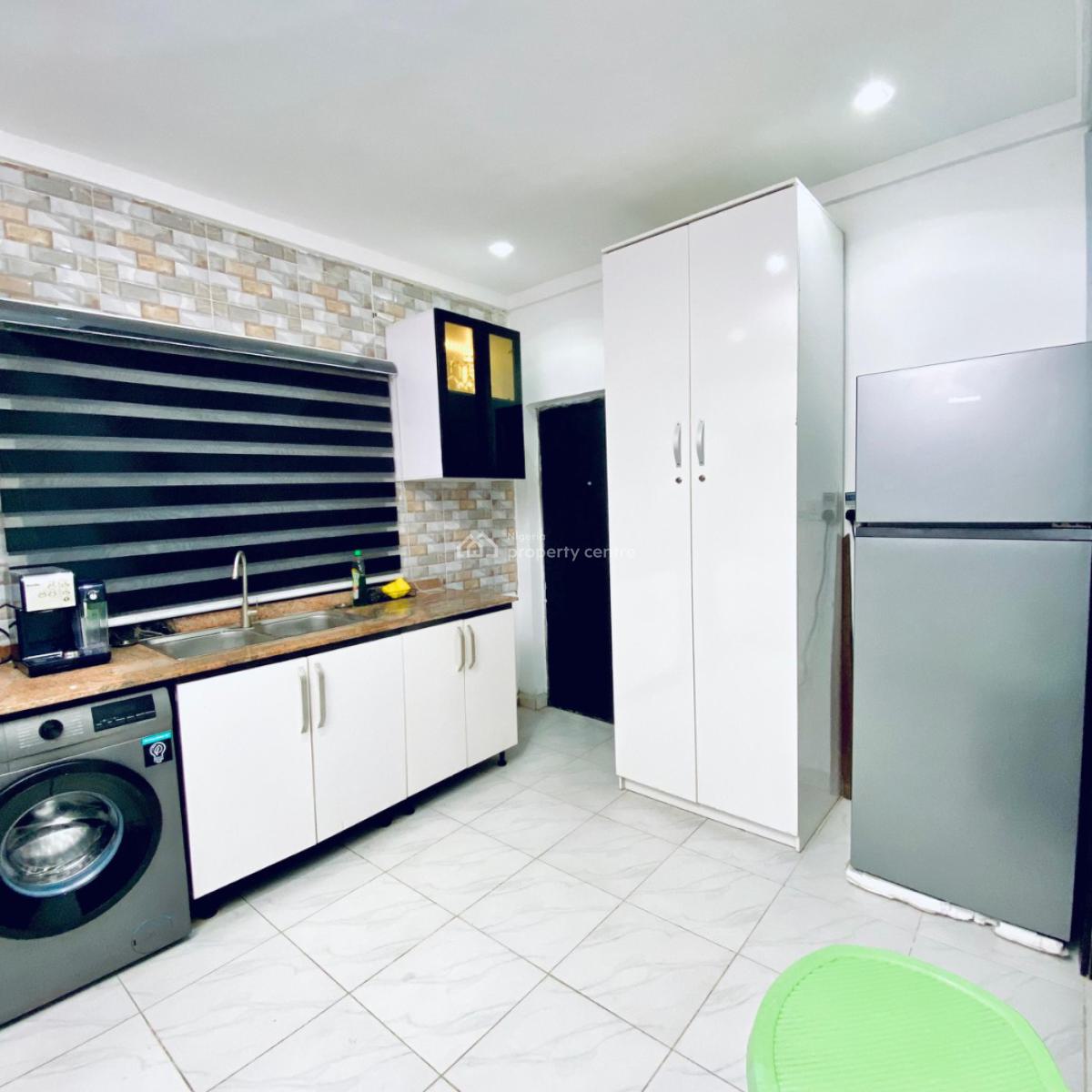 Exquisite 3 Bedroom Apartment with Ps5, Orchid Road, Lekki, Lagos, Flat / Apartment Short Let