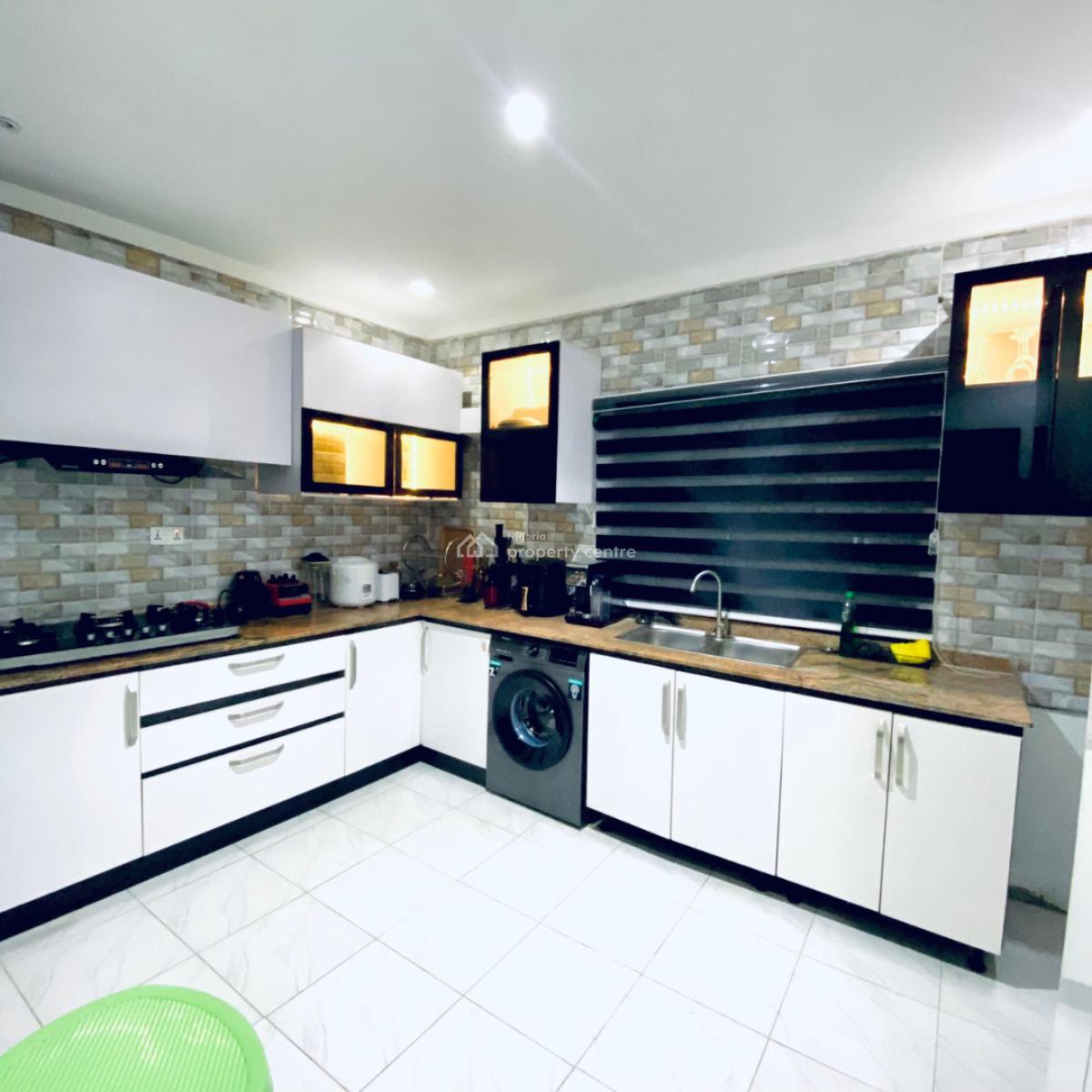 Exquisite 3 Bedroom Apartment with Ps5, Orchid Road, Lekki, Lagos, Flat / Apartment Short Let