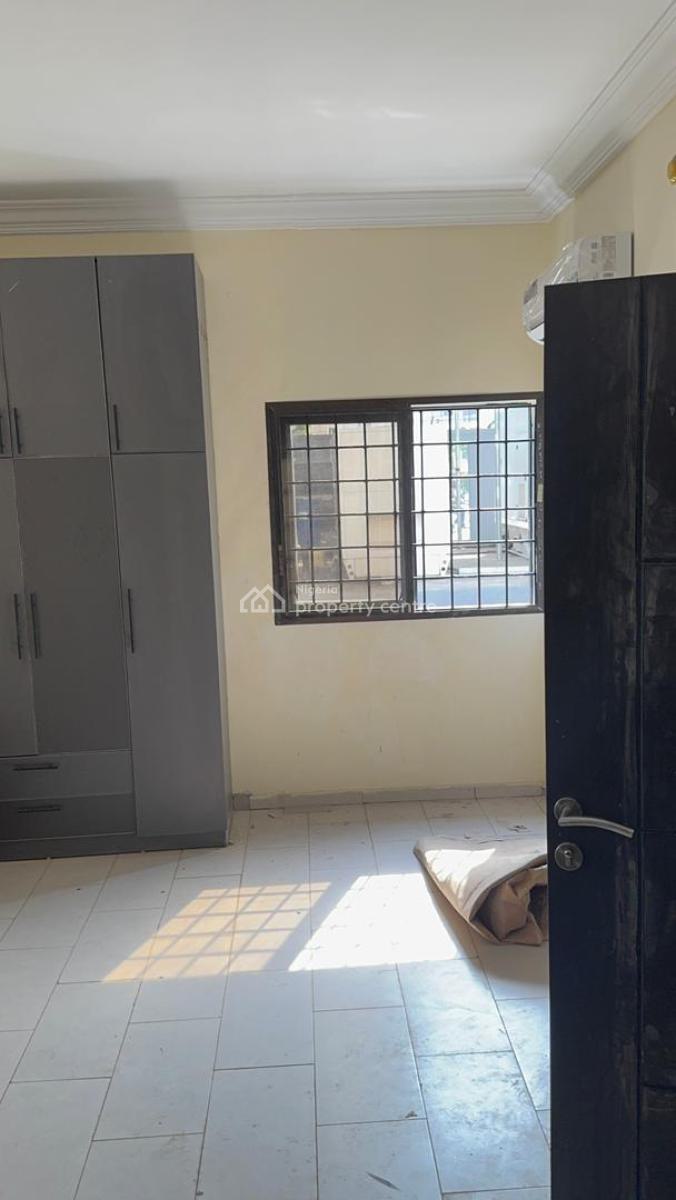 Exclusive 3-bedroom Apartment with Bq, Communal Swimming Pool, Lekki Phase 1, Lekki, Lagos, Flat / Apartment for Rent