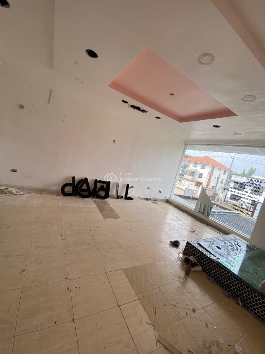 Strategic Shop Upstairs Facing Road in Lekki Phase 1, in a Busy Place, Lekki Phase 1, Lekki, Lagos, Shop for Rent