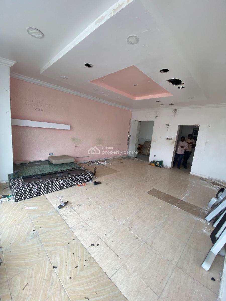 Strategic Shop Upstairs Facing Road in Lekki Phase 1, in a Busy Place, Lekki Phase 1, Lekki, Lagos, Shop for Rent