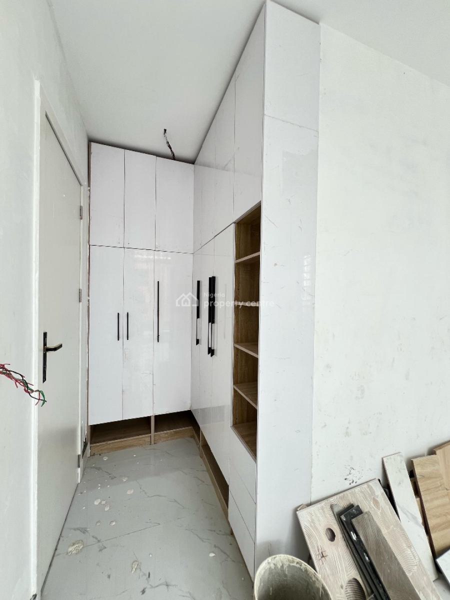 Spacious 2 Bedroom Apartment with Gym and Elevator, Lekki Phase 1, Lekki, Lagos, Flat / Apartment for Sale