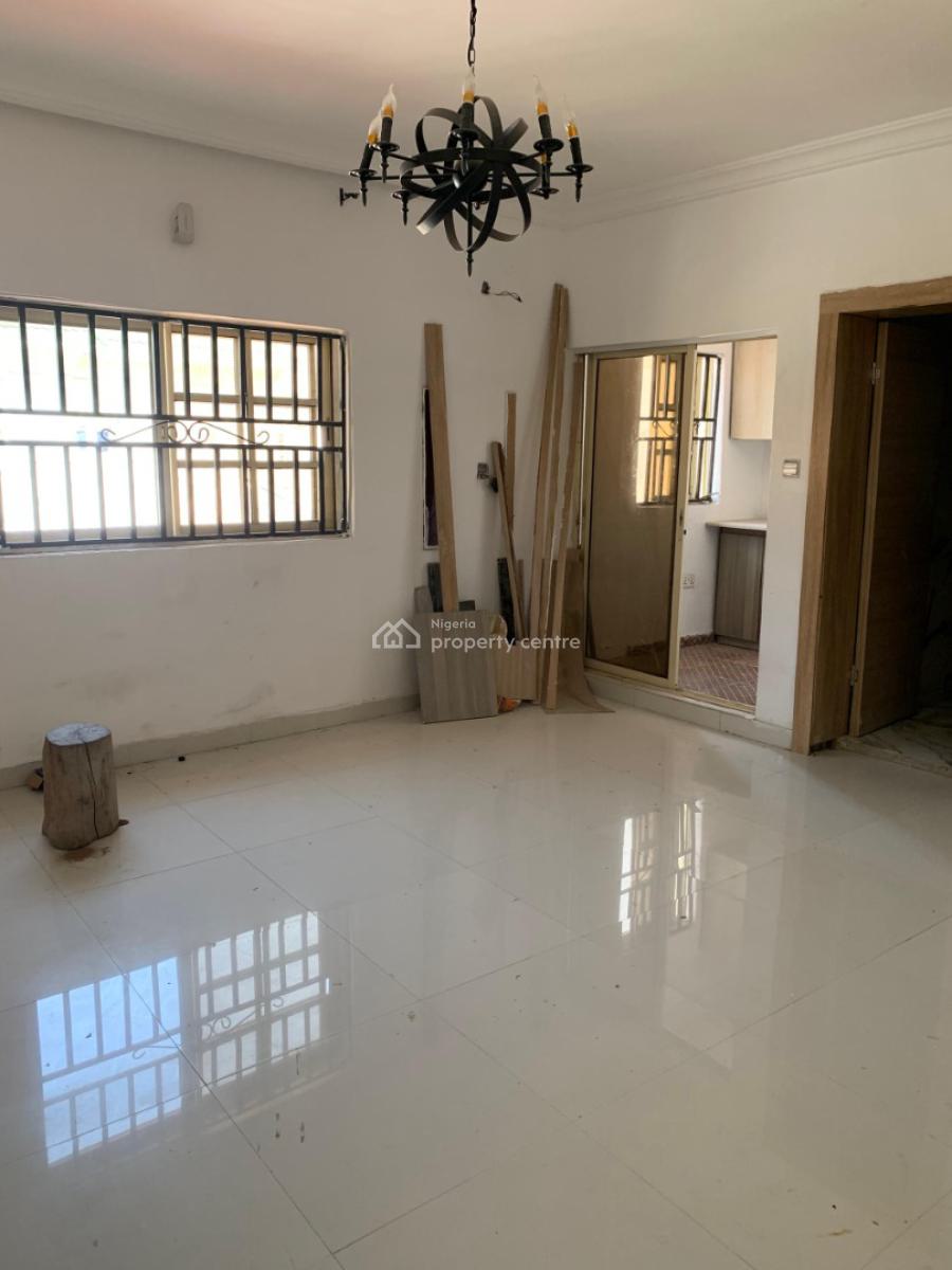 Spacious 2 Bedroom Apt + Balcony, Swimming Pool, 24hrs Power, Lekki Phase 1, Lekki, Lagos, Flat / Apartment for Rent