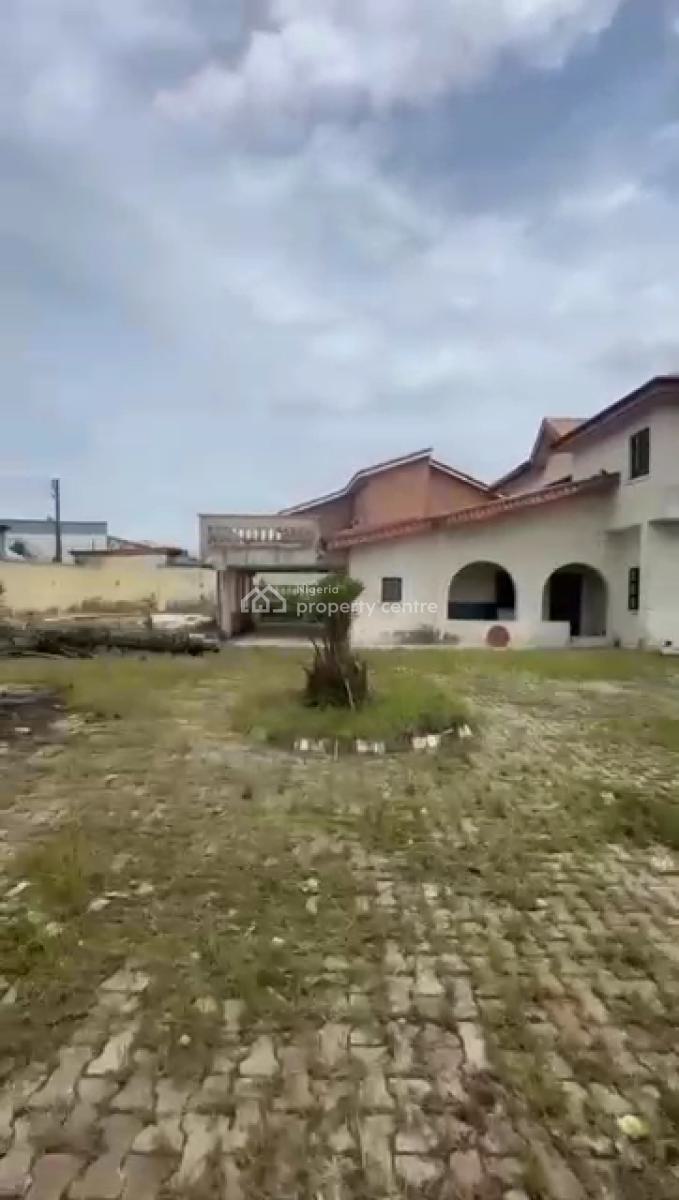 1001.621sqm Fence & Gated Land with Demolishable Structure, Ologolo, Lekki, Lagos, Mixed-use Land for Sale