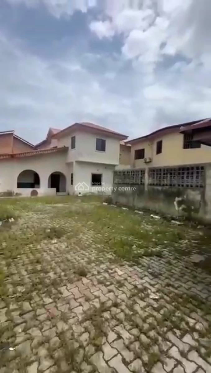 1001.621sqm Fence & Gated Land with Demolishable Structure, Ologolo, Lekki, Lagos, Mixed-use Land for Sale