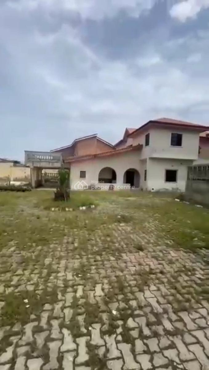 1001.621sqm Fence & Gated Land with Demolishable Structure, Ologolo, Lekki, Lagos, Mixed-use Land for Sale