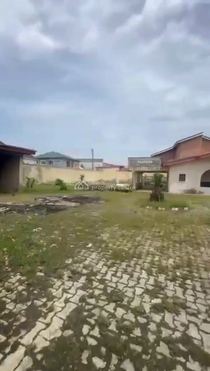 1001.621sqm Fence & Gated Land with Demolishable Structure, Ologolo, Lekki, Lagos, Mixed-use Land for Sale