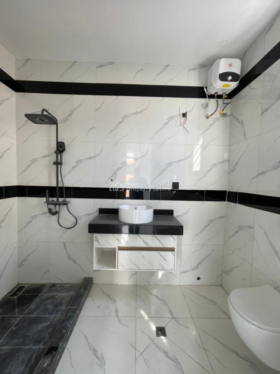 Spacious 2 Bedroom Apartment  Available, Lekki Phase 1, Lekki, Lagos, Flat / Apartment for Sale