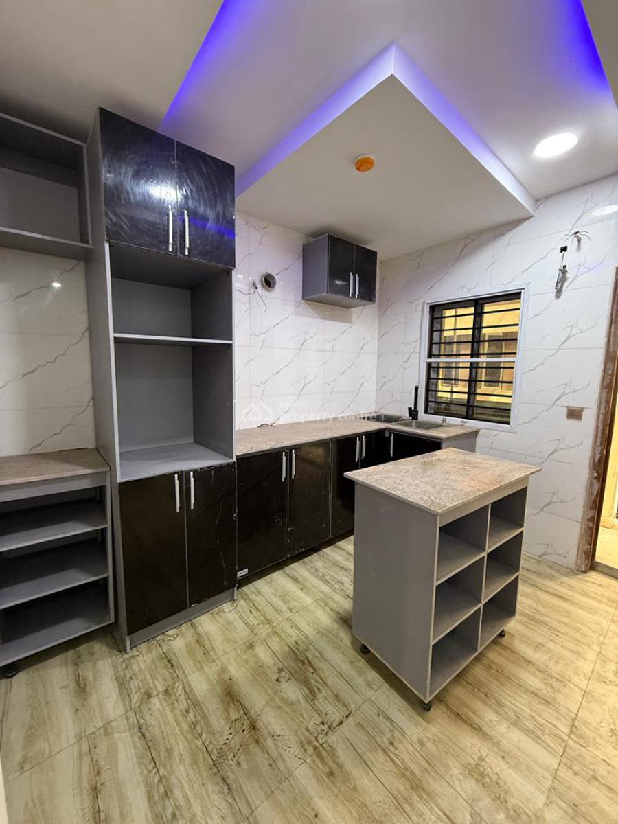 2 Bedroom Apartment, Fitted Kitchen, Water Heater, Gym, Pool, Mini Mart, Elevator, Lekki Phase 1, Lekki, Lagos, Block of Flats for Sale