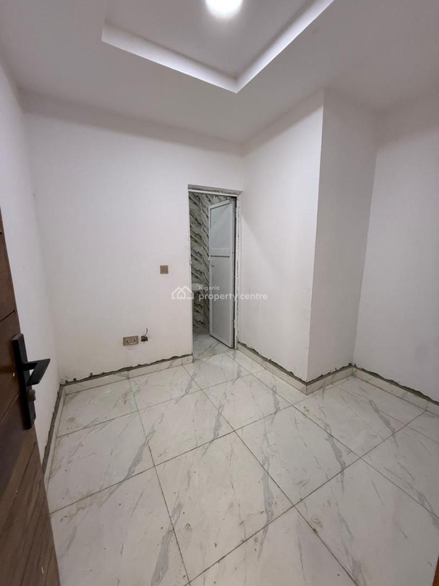 2 Bedroom Apartment, Fitted Kitchen, Water Heater, Gym, Pool, Mini Mart, Elevator, Lekki Phase 1, Lekki, Lagos, Block of Flats for Sale