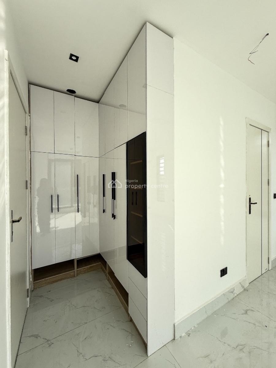 Lovely 2 Bedroom Apartment with Bq, Lekki Phase 1, Lekki, Lagos, Block of Flats for Sale