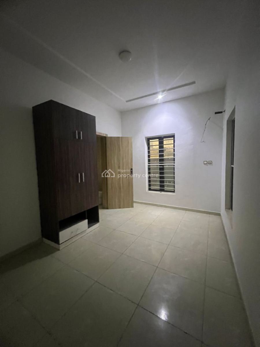 Serviced Spacious Room Sharing Kitchen Only, Orchid Road, Lekki, Lagos, Flat / Apartment for Rent