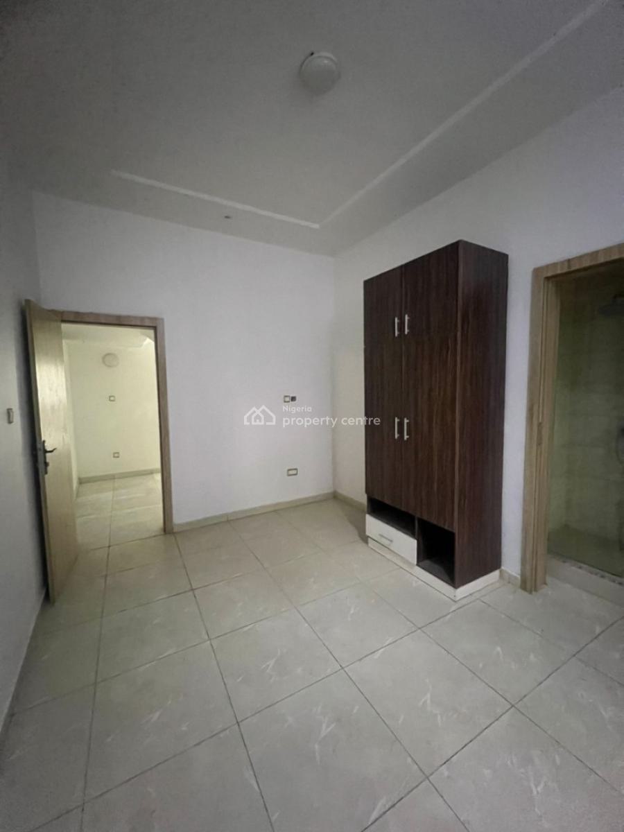 Serviced Spacious Room Sharing Kitchen Only, Orchid Road, Lekki, Lagos, Flat / Apartment for Rent