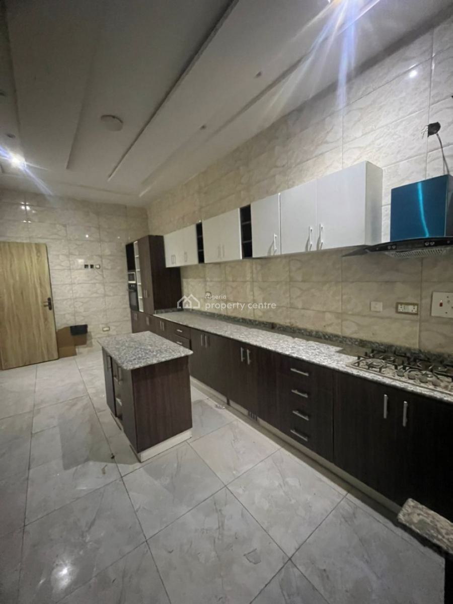 Serviced Spacious Room Sharing Kitchen Only, Orchid Road, Lekki, Lagos, Flat / Apartment for Rent