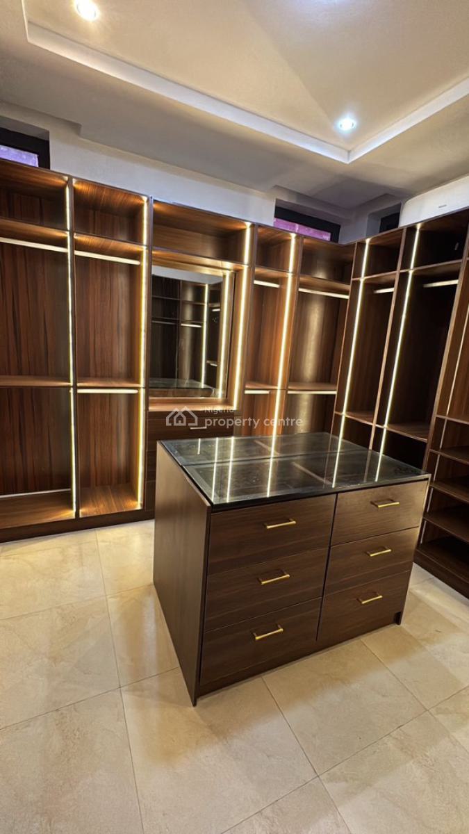 Very Spacious Well Furnished 3 Bedroom Apartment, Lekki Phase 1, Lekki, Lagos, Flat / Apartment for Rent