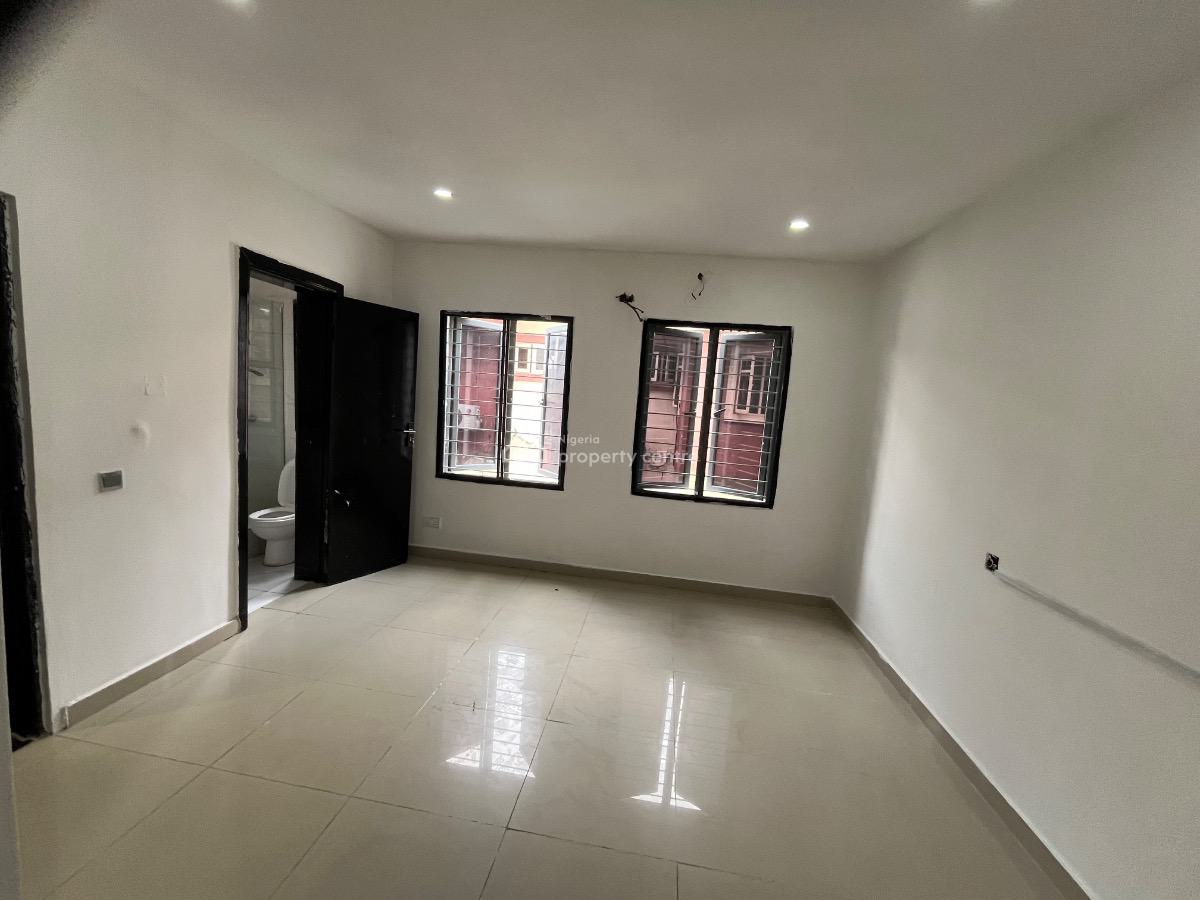 Spacious 2 Bedroom Apartment on The First Floor in an Estate, Lekki Phase 1, Lekki, Lagos, Flat / Apartment for Rent