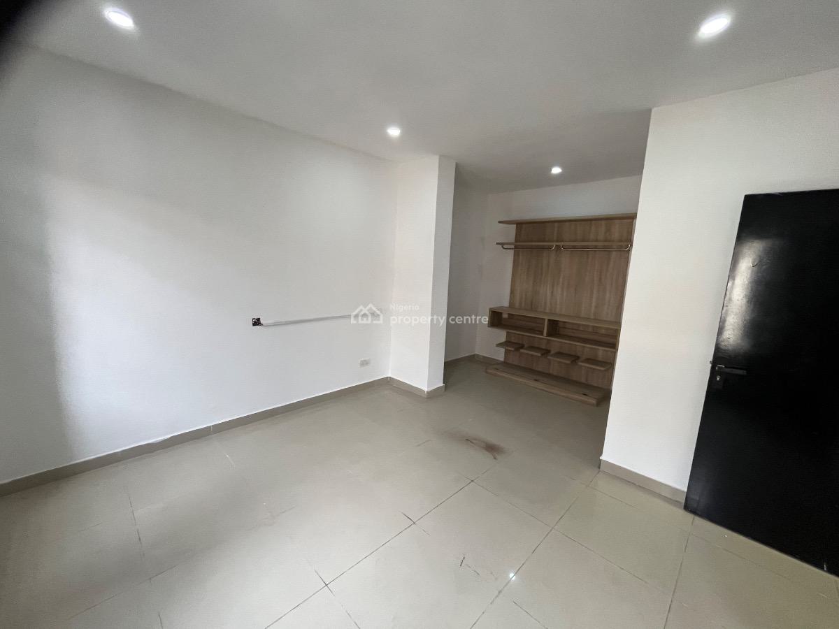Spacious 2 Bedroom Apartment on The First Floor in an Estate, Lekki Phase 1, Lekki, Lagos, Flat / Apartment for Rent