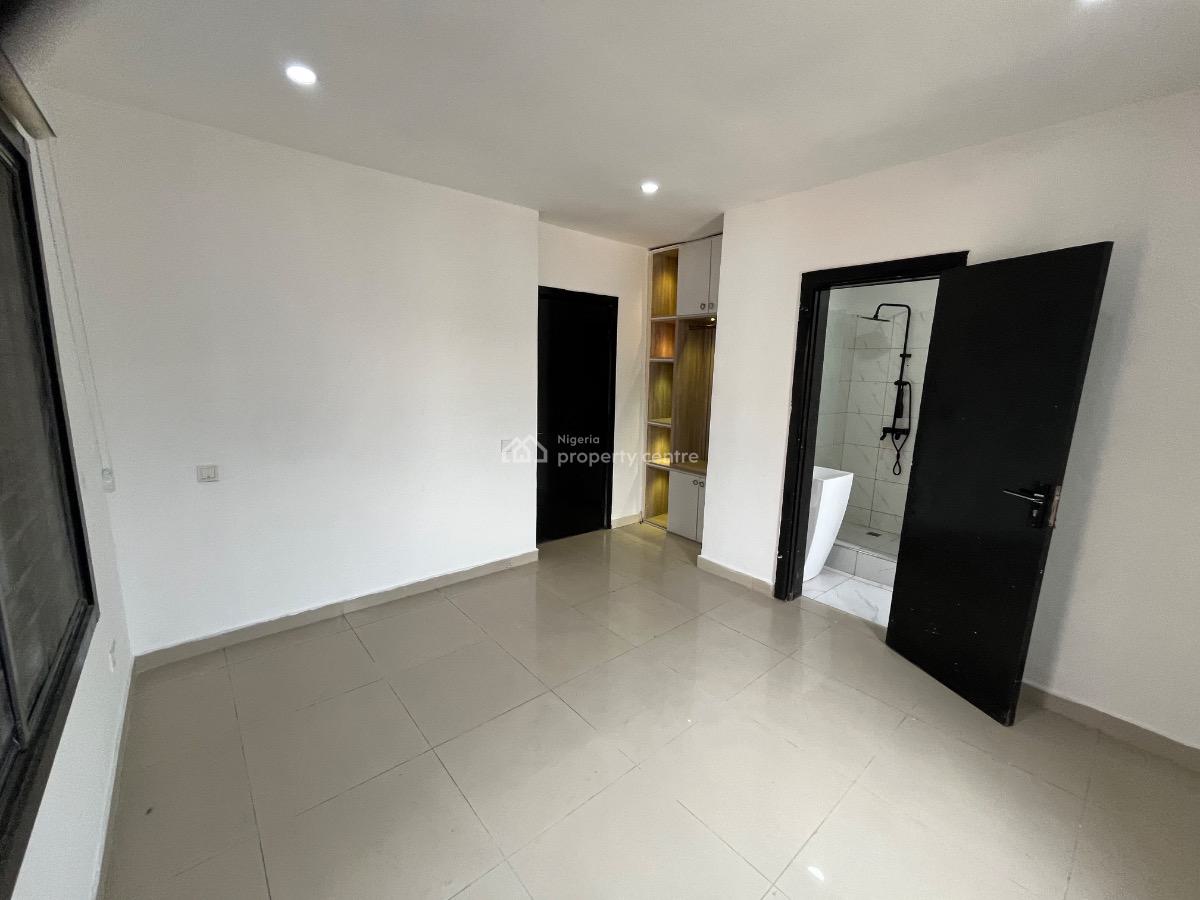 Spacious 2 Bedroom Apartment on The First Floor in an Estate, Lekki Phase 1, Lekki, Lagos, Flat / Apartment for Rent