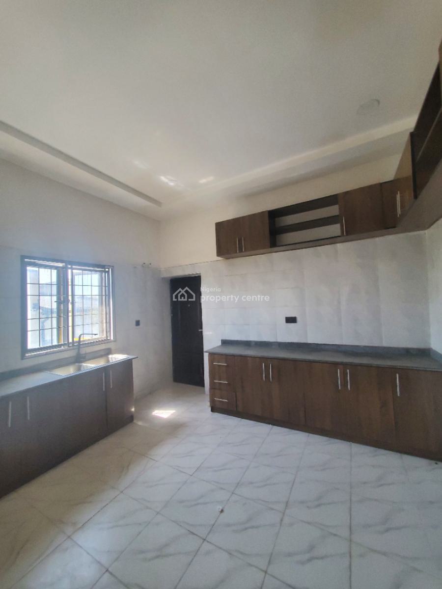 ️3 Bedrooms Flat on The 2nd Floor, By American International School, Durumi, Abuja, Block of Flats for Sale