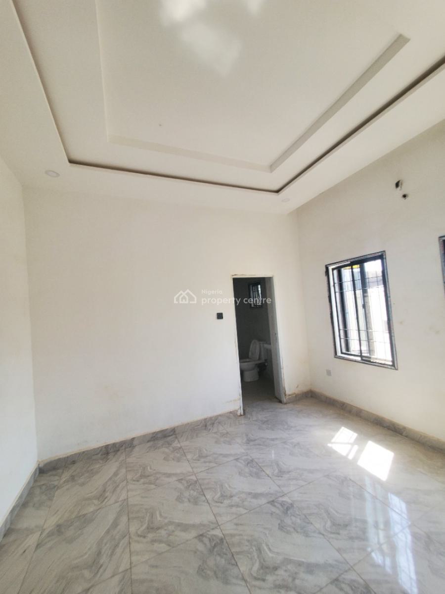 ️3 Bedrooms Flat on The 2nd Floor, By American International School, Durumi, Abuja, Block of Flats for Sale